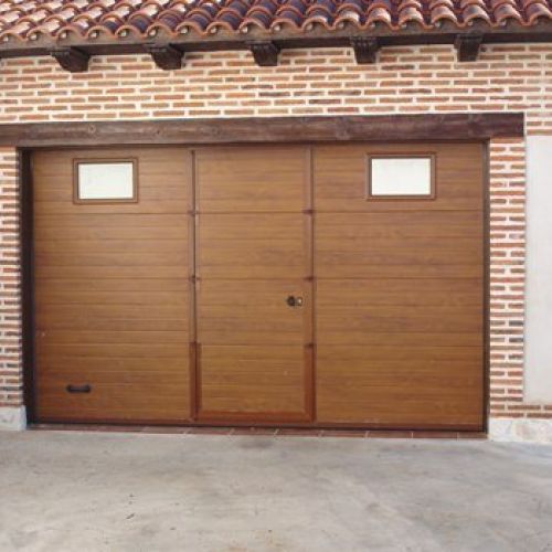 GROOVE WOOD CLARA CON PUERTA PEATONAL Y VENTANAS